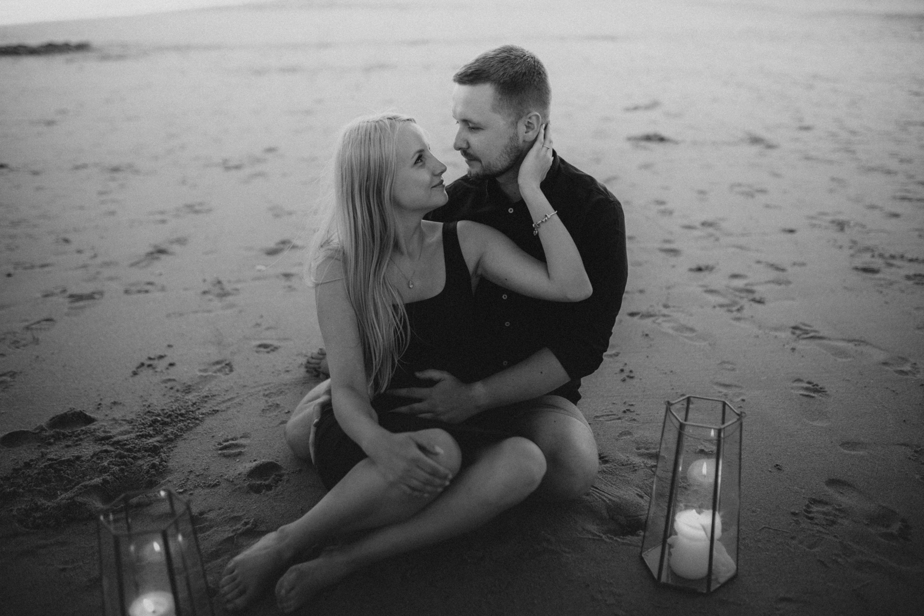 Ania i Tomek całują się na brzegu morza